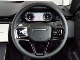 RANGEROVERのエレガントなステアリングはソフトレザーの握り心地の良いレザーを使用しています。