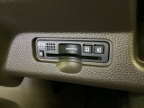 ハンドルの左下にETCがついています。高速道路の料金所の通過も楽々です。カードの取り出しもしやすい場所についています。