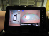 空から見ているような視点でクルマの周囲が確認できるモニター。クルマの真上から見ているかのような映像によって周囲の状況を知ることで駐車を容易に行うための支援技術です