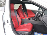 お車選びをお楽しみ頂けるよう、在庫車の展示スペースを十分に確保しております。
