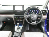 運転席からの視界はこんな感じです☆お気軽にご来店いただき、実際に座って是非お確かめください。ドライバーに寄り添う快適な操作フィールをもたらすステアリングです。