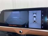 パノラミックビューモニターを装備。駐車場や交差点でクルマを真上から見るように周囲を確認できます。機能の詳細は販売店スタッフまでおたずねください。