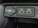 便利な充電用USBジャック、12V電源ソケットを設置しております。周辺機器の充電にご利用頂けます。