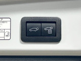 【パワーバックドア】スマートキーや運転席のボタンを押すだけでリアゲートが自動で開閉します!荷物を持っている時や、高い位置にあるバックドアを閉める際に便利な機能です♪