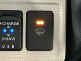 【ウィンドシールドディアイサー】ワイパーが収まっているガラスに電熱線が入り、スイッチをONで電熱線が加熱!ワイパーの凍り付きが抑制されることで降雪時の視界を良好にします♪