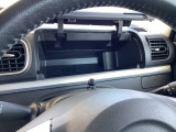 運転席にはアッパーボックスを備えており、小物の収納に便利です。