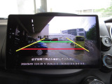 バックカメラの画像です。ガイドラインがスムースな車庫入れをサポートいたします。車庫入れの安心感がアップしますね。