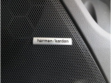 ハーマンカードン搭載モデルは、広々とした車内空間で豊かなサウンド体験を提供する、クリアで迫力あるオーディオシステムが魅力的です。車内に居ながらまるでライブ会場にいるような臨場感を味わえます。