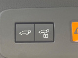 【パワーバックドア】スマートキーや運転席のボタンを押すだけでリアゲートが自動で開閉します!荷物を持っている時や、高い位置にあるバックドアを閉める際に便利な機能です♪