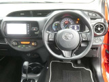 【徹底洗浄クリーニング実施済】運転席からの視界はこんな感じです☆お気軽にご来店いただき、実際に座って是非お確かめください。ドライバーに寄り添う快適な操作フィールをもたらすステアリングです。