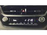 プッシュボタンで切り替え可能なオートエアコンを装備しています