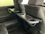 前席背面には格納式のテーブルも装備。食事やスマホ・タブレットでの動画視聴など様々な用途で活躍します。サイドにはちょっとした荷物がかけれる便利なコンビニフック付きです。
