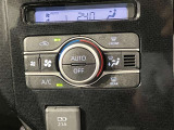 「AUTO」スイッチで車内の温度を一定に保ってくれるオートエアコン。快適装備の代名詞。もちろんマニュアル操作も可能ですよ。