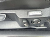 運転席シートは電動アジャストタイプ。メモリープリセット機能付きなのでご家族で運転交代される際も、ポジション調整の手間がかかりません。