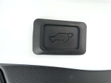 【電動バックドア】・・・スイッチひとつでバックドアを自動開閉できます。操作はスマートキー、室内コントロールスイッチ、バックドアのクローズスイッチで行えます。