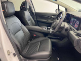 ゆったりと座れる運転席シートですのでストレスなく運転が出来ますよ!