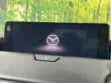 【12.3インチマツダコネクト】車内の雰囲気にマッチした大型ディスプレイ。スマホ接続でのナビ使用やBluetooth再生等、様々な機能が楽しめます。直感的なダイヤル操作が可能で、使い勝手も良好です。