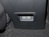 【充電用USB端子】スマートフォンなどを充電できるUSB端子(2.1A)を装備しています。