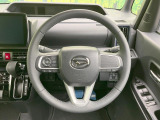 インテリアに合わせたデザインのステアリングは、運転される方のことも考え、運転しやすい形状、大きさです。是非一度、実際に触ってお確かめください。