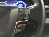 ステアリングスイッチ付きで、運転中に視線を前に向けたまま操作できます。