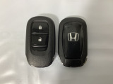 スマートキーを装備しています。鍵を差し込むことなくドアロックの開け閉めと、スタートボタン操作でのエンジンスタートができます。スペアキーも同じものを用意しております。