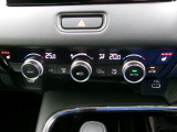 オートエアコンは左右席で独立温度コントロールが可能です。シートヒーター付きで、冷えた車内でもスイッチを押せば数秒で座面と背もたれがあたたかくなります。