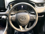 【ステアリングヒーター】冬場に冷たくなりやすい革巻きステアリングを、スイッチ一つで素早く適温に!エアコンよりも早く温まってくれるので、寒い日の運転も快適になりますね♪