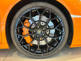 (Arancio Borealis &times; Narvi 20 Forged Shiny Black &times; Orange Caliper)鮮やかなオレンジのボディに、光沢ブラックの20インチ鍛造ホイールとオレンジキャリパーを組み合わせた統一感のある足元です。