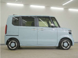 リアには左右スライドドアを採用。狭い駐車場でも開閉しやすく、強風の日でもドアが煽られにくくなっております。小さなお子さまやご年配の方も安心して乗り降りできます。