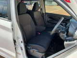 広く快適な運転席周りです。