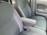 フロントシートにはセンターアームレスト付き、長時間の運転で疲れた腕を乗せてください。