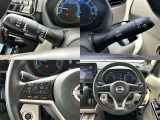 ステアリングスイッチでオーディオ操作が手元でできるので、ハンドルから手を離さずに運転できます。