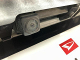 車輌の前後左右に搭載した4つのカメラから取り込んだ画像を合成し、くるまを真上からみているような映像を表示。運転席から確認しにくい車輌周囲の状況を把握できまよ ♪