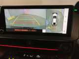 映像で見づらい車両周辺の確認をアシスト。クルマを真上から見ているような映像を表示。 運転席から確認しにくい車両周囲の状況を把握。