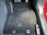 運転席フロアマットは使用感はありますが破れやほつれはありません。