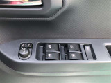 電動格納式ドアミラー付き。 狭い駐車場へ停めた時に、ボタン1つで左右のミラーをたたむ事ができます。