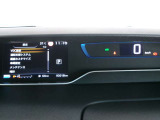 右側に大きく見やすいデジタルスピードメータ-左側ディスプレイには運転支援システム等を表示