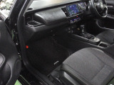 すわり心地の良い運転席・助手席です。長時間のドライブの疲れ軽減に貢献します。どうぞ快適なドライブを♪
