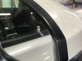 【ブラインドスポットインフォメーション】走行中に、斜め後ろの車を検知すると、ドアミラーのマーク点灯にてお知らせします。