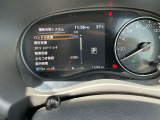 メーターディスプレイにて、運転支援システムの設定変更が可能です。併せて表示されているのが、入庫時の走行距離になります。