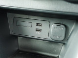 CD/DVD再生プレーヤーは装備されておりませんがフルセグTVチューナー、USB端子やブルートゥースオーディオは備えています。