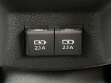 リヤ充電用USB端子付き。スマートフォンなどの充電に便利です。