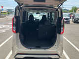 バックドアは大きく開きます。定員乗車時でも十分広いラゲッジスペースを確保しています