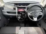 運転席廻りの画像です。操作スイッチ類もキレイな状態です。専門のスタッフが内外装を清掃・きめ細かい箇所までクリーニングしています
