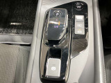 快適なドライブを叶えるため、シフトノブの周囲にモードスイッチをはじめ、プッシュパワースターターやEVモードスイッチなどを配置し、操作性を高めています。
