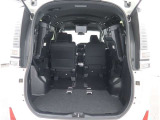 【トランクルーム】荷室の広さも十分です!シートアレンジでシートを畳めば長い荷物だって積めますね。シートアレンジの操作方法など、お気軽にご相談下さい。
