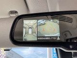 車両を上から見ているようなアラウンドビューモニターの映像をルームミラーに映し出してくれるので、小さなお子様や障害物も確認できます。運転のしやすさはもちろん、事故防止にも役立ちます!