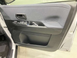 【運転席ドア】ボトルホルダーや収納ポケットが付いているので運転席周りもスッキリ保てます★