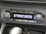 【オートエアコン】車内温度を感知して自動で温度調整をしてくれるのでいつでも快適な車内空間を創り上げます!どの席に座っても快適なドライブが楽しめます♪