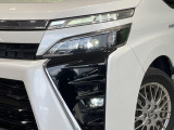 【LEDヘッドライト】悪天候や夜間走行時も良好な視界を確保し安心して運転できる高輝度LEDヘッドライトを装備!点灯速度が早く、消費電力も抑えられています。